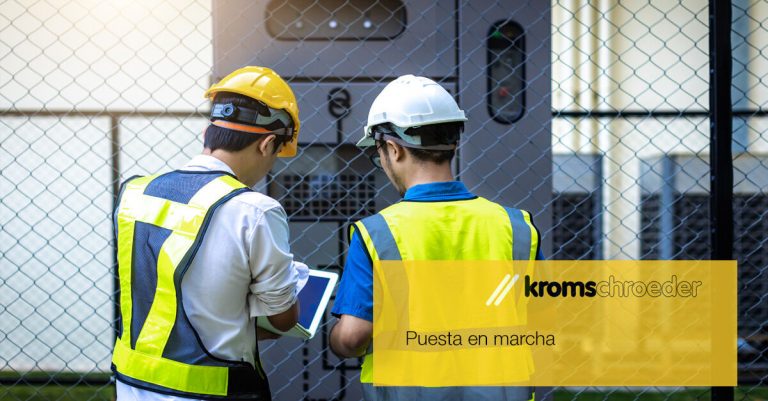 Dos técnicos de pie analizando la instalación de gas