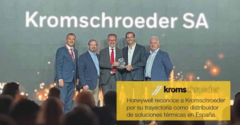 Director General Arnau Fornés junto al Director de Medición de Gas y soluciones térmicas Angel Fernández Recogiendo el premio de Honeywell