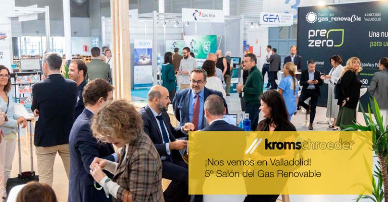 Personas en el salón del gas renovable